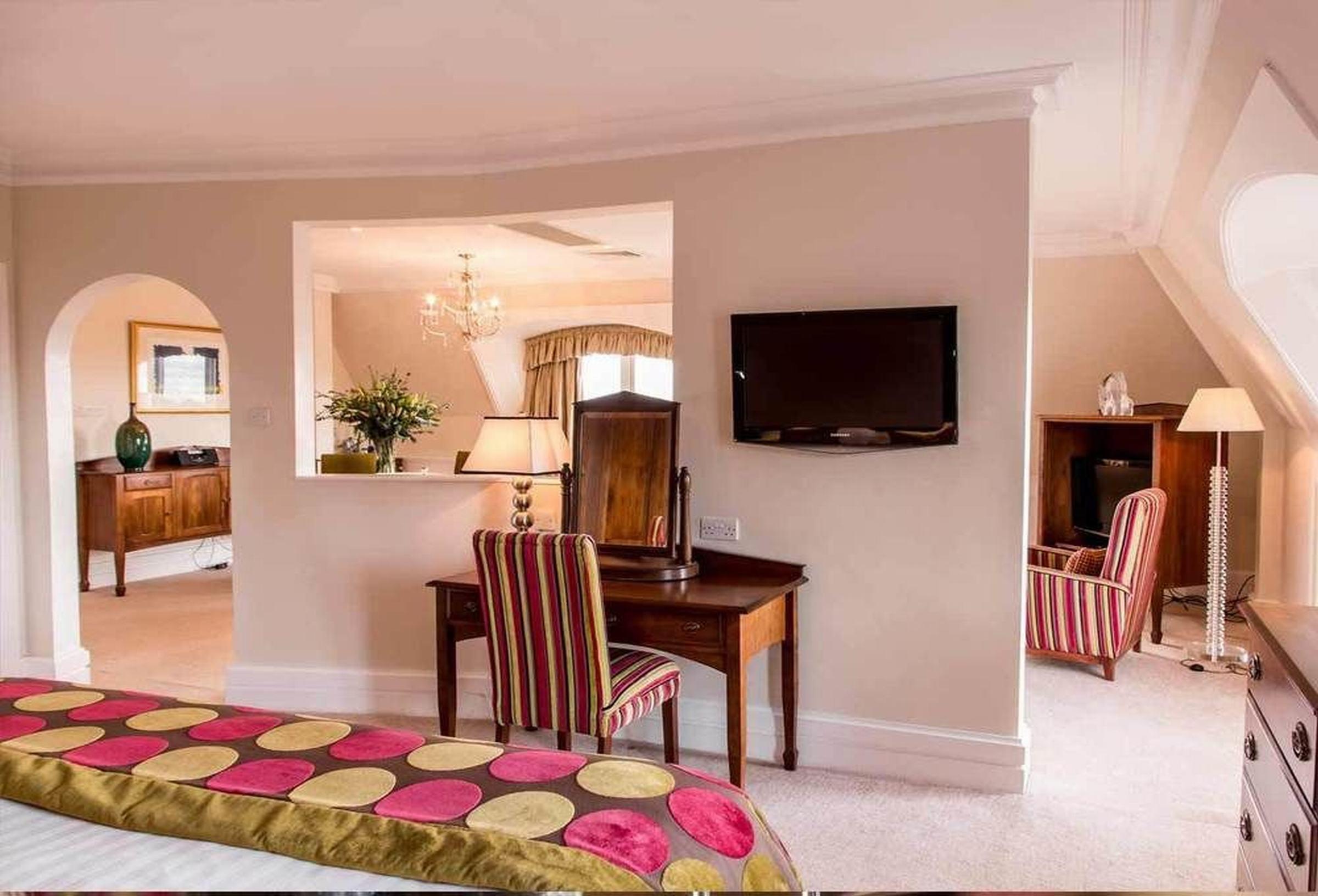The Culloden Estate And Spa Holywood  Kültér fotó A suite at the hotel
