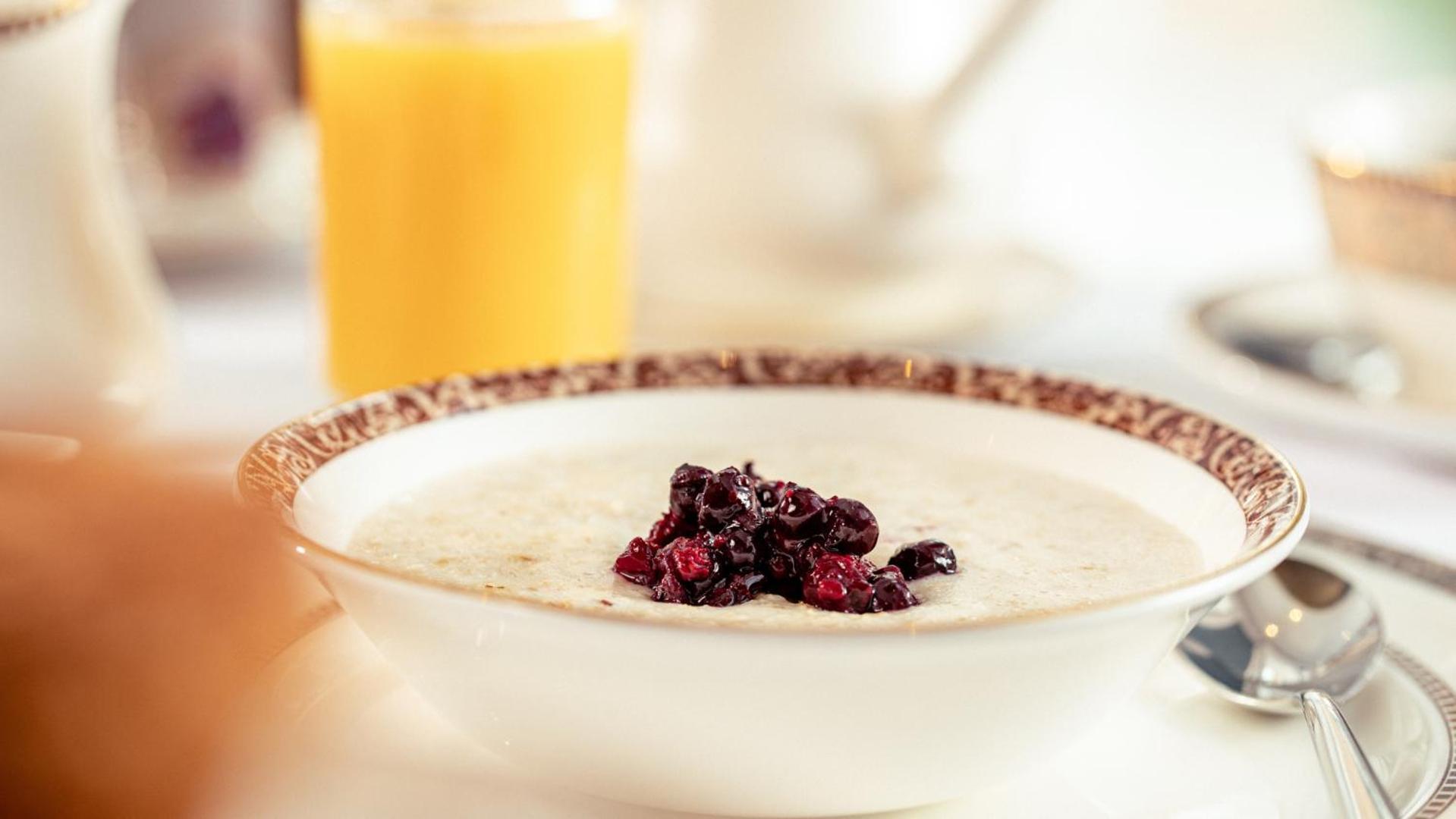 The Culloden Estate And Spa Holywood  Kültér fotó Oatmeal with dried blueberries